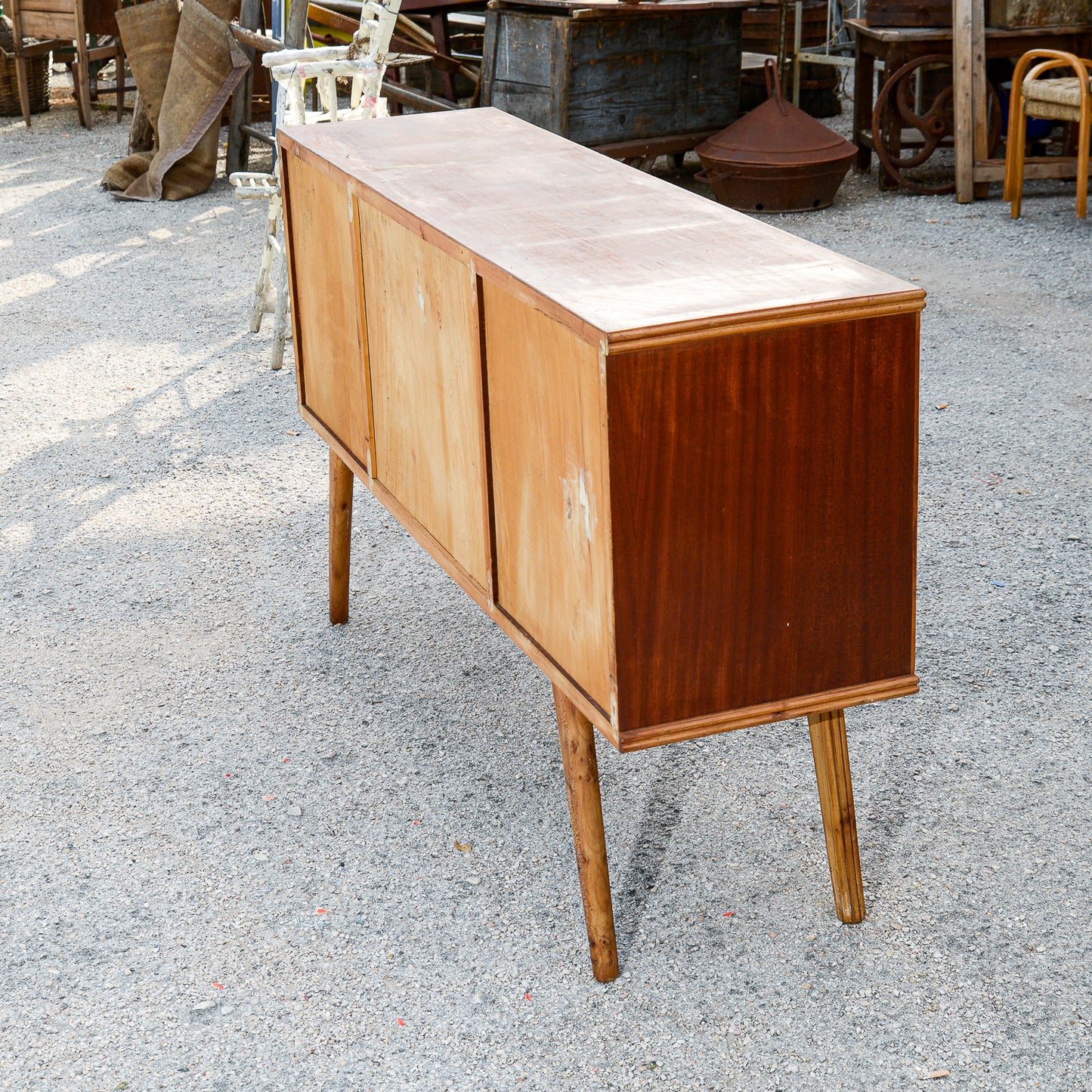 Credenza mobile bar bicolre con cevi intagliati Italia 1960