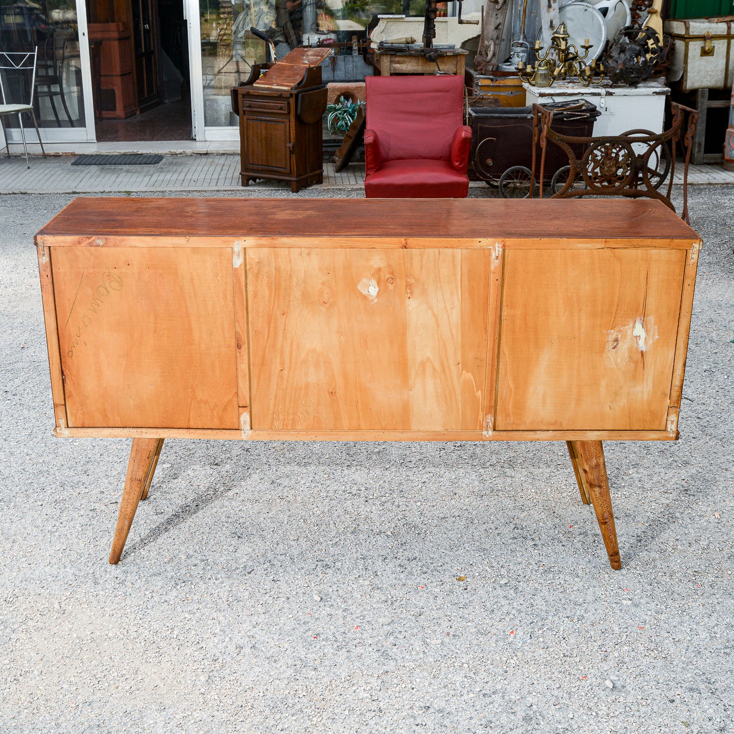 Credenza mobile bar bicolre con cevi intagliati Italia 1960