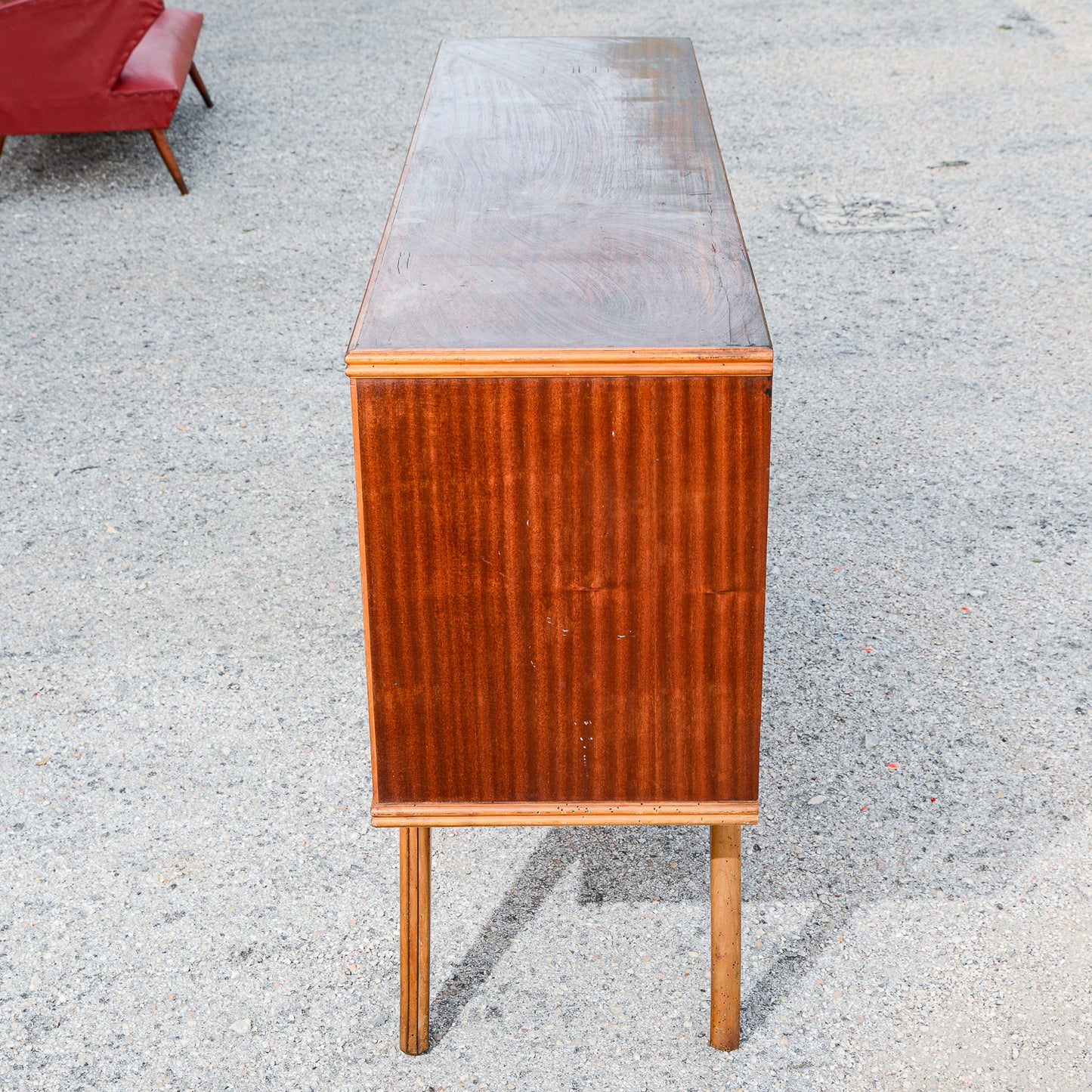 Credenza mobile bar bicolre con cevi intagliati Italia 1960