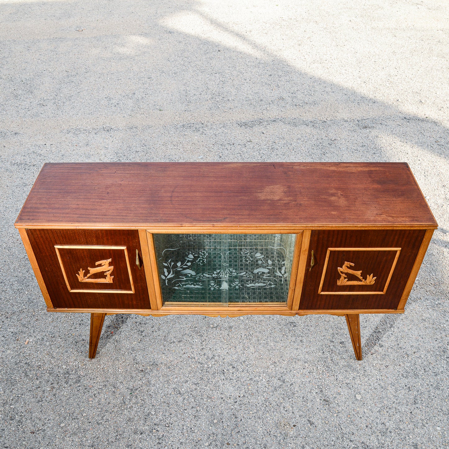 Credenza mobile bar bicolre con cevi intagliati Italia 1960
