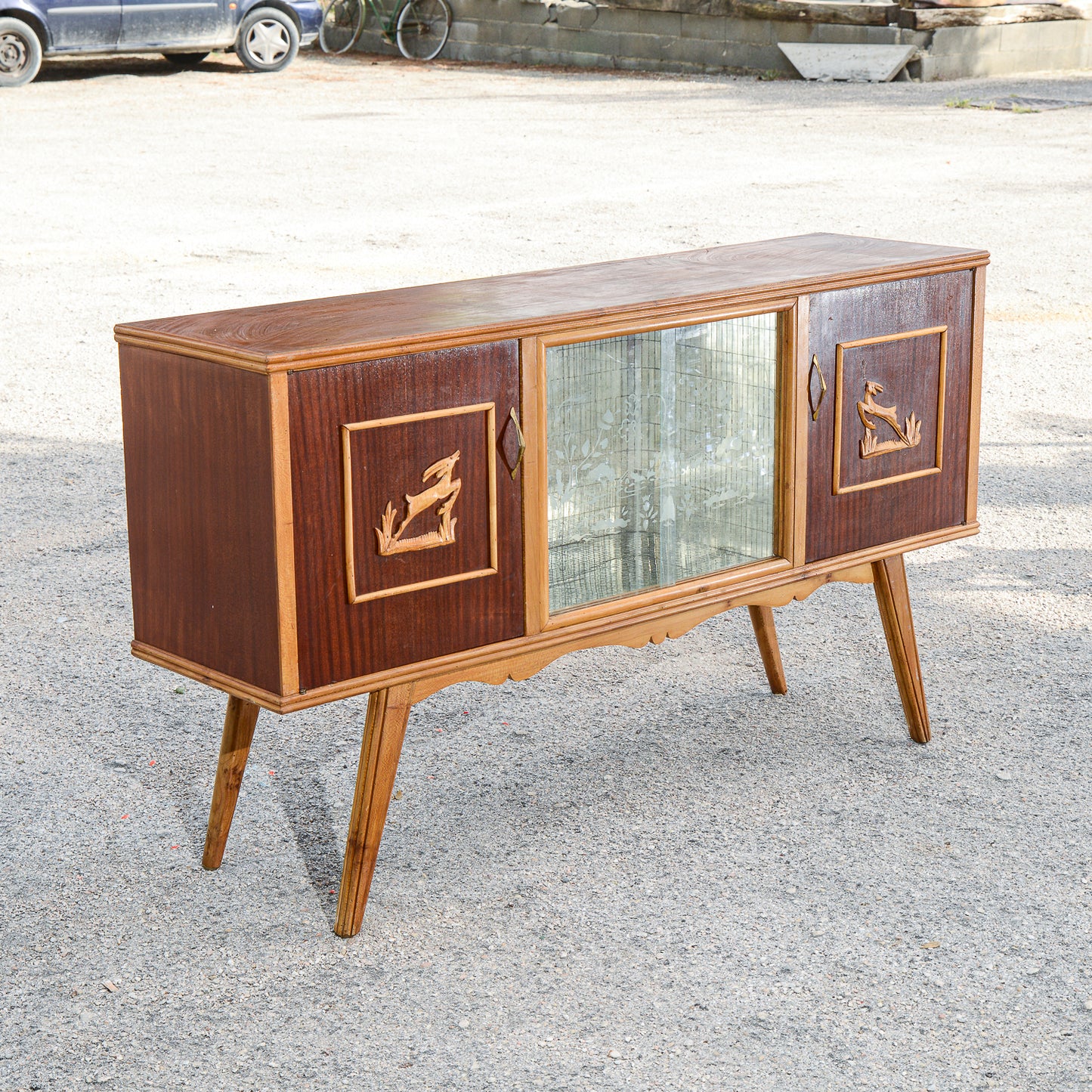 Credenza mobile bar bicolre con cevi intagliati Italia 1960