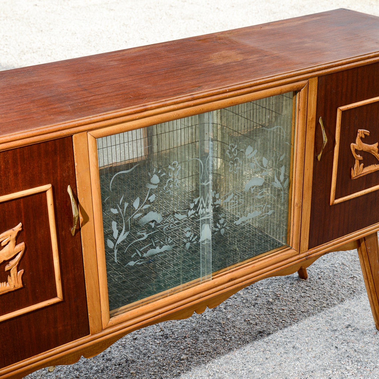 Credenza mobile bar bicolre con cevi intagliati Italia 1960