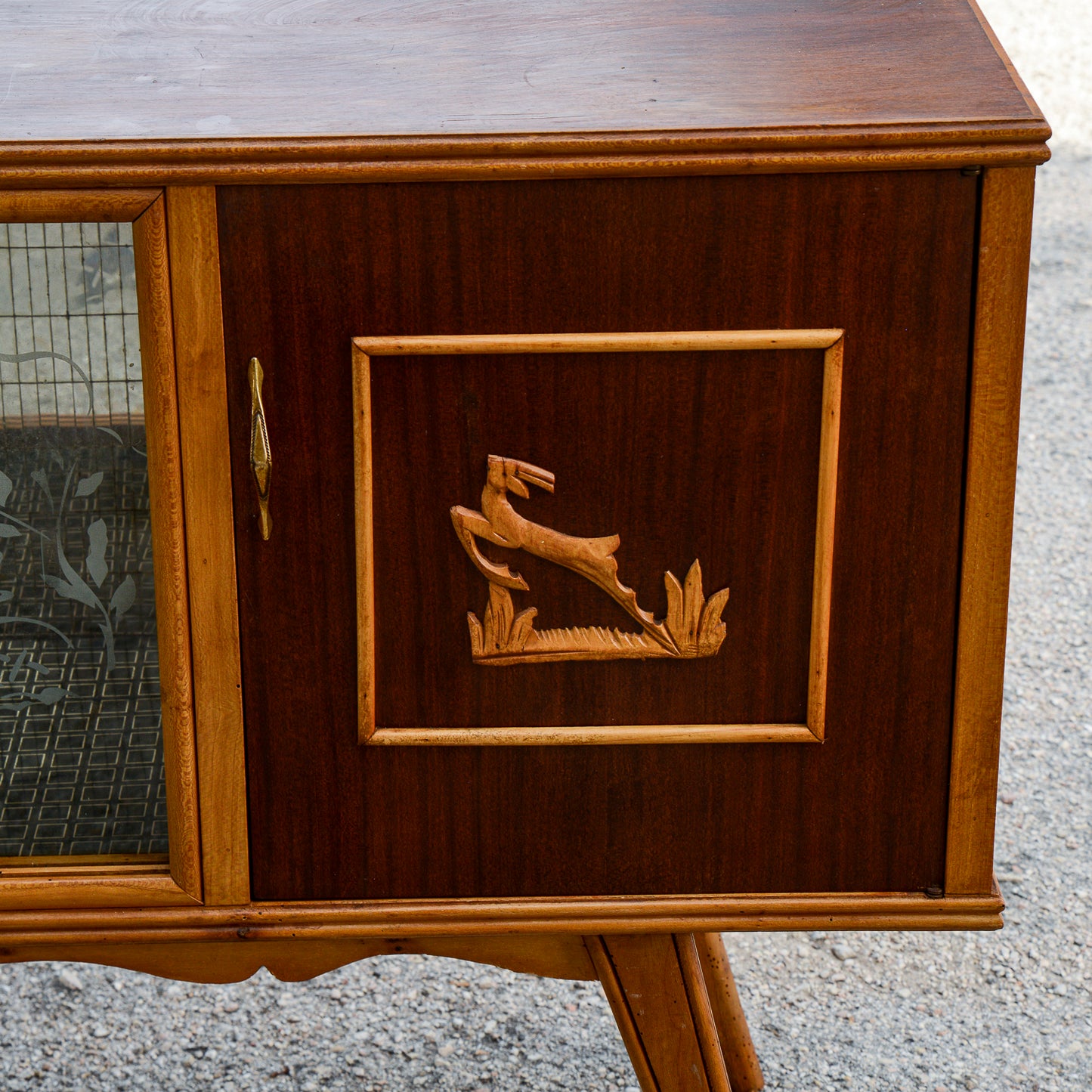 Credenza mobile bar bicolre con cevi intagliati Italia 1960