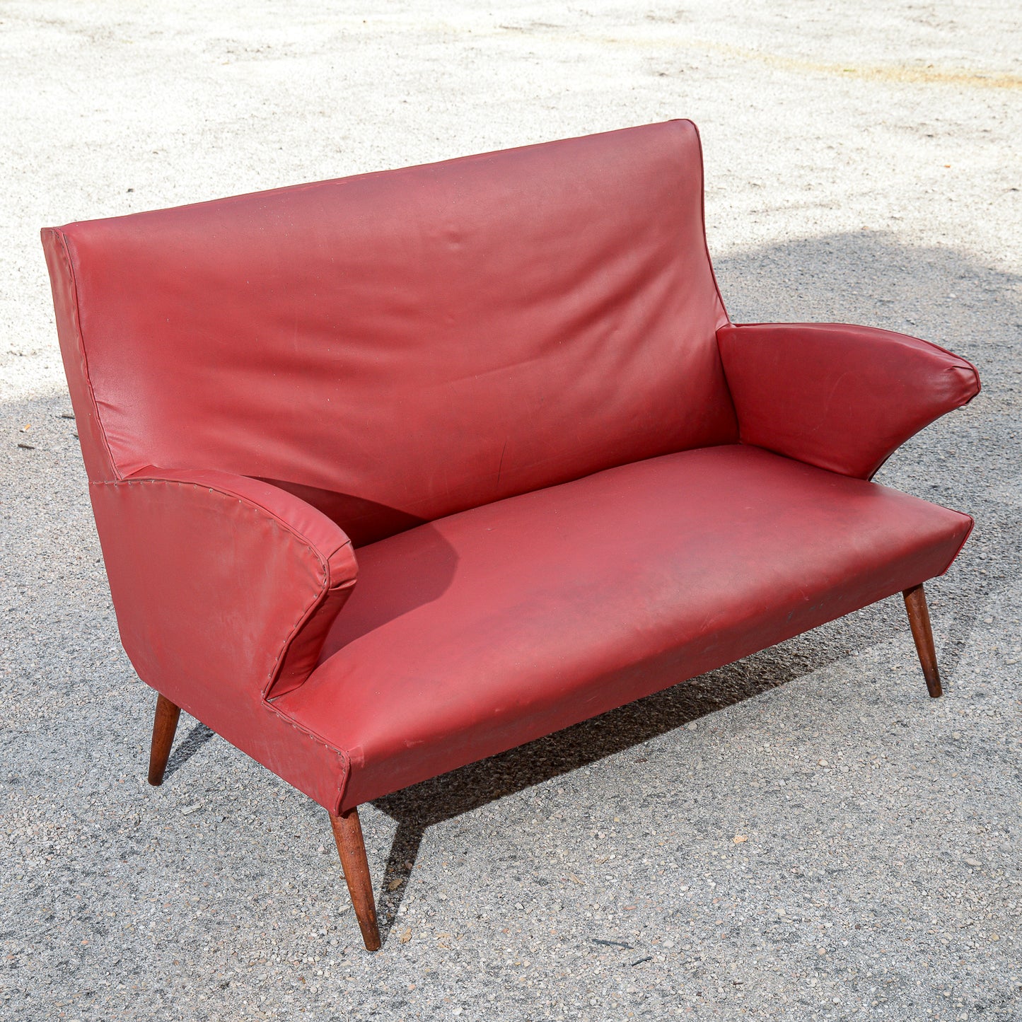 Divano vilpelle rosa anni 50 con piedini in legno svasati