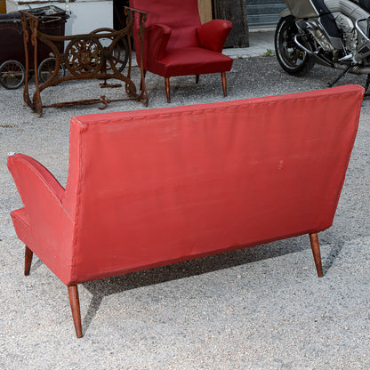 Divano vilpelle rosa anni 50 con piedini in legno svasati