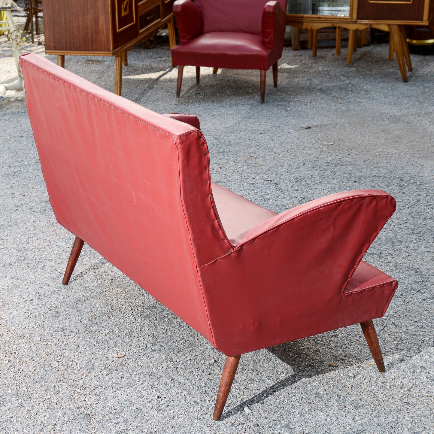 Divano vilpelle rosa anni 50 con piedini in legno svasati