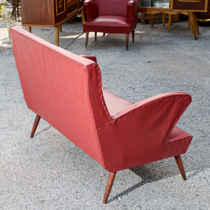 Divano vilpelle rosa anni 50 con piedini in legno svasati