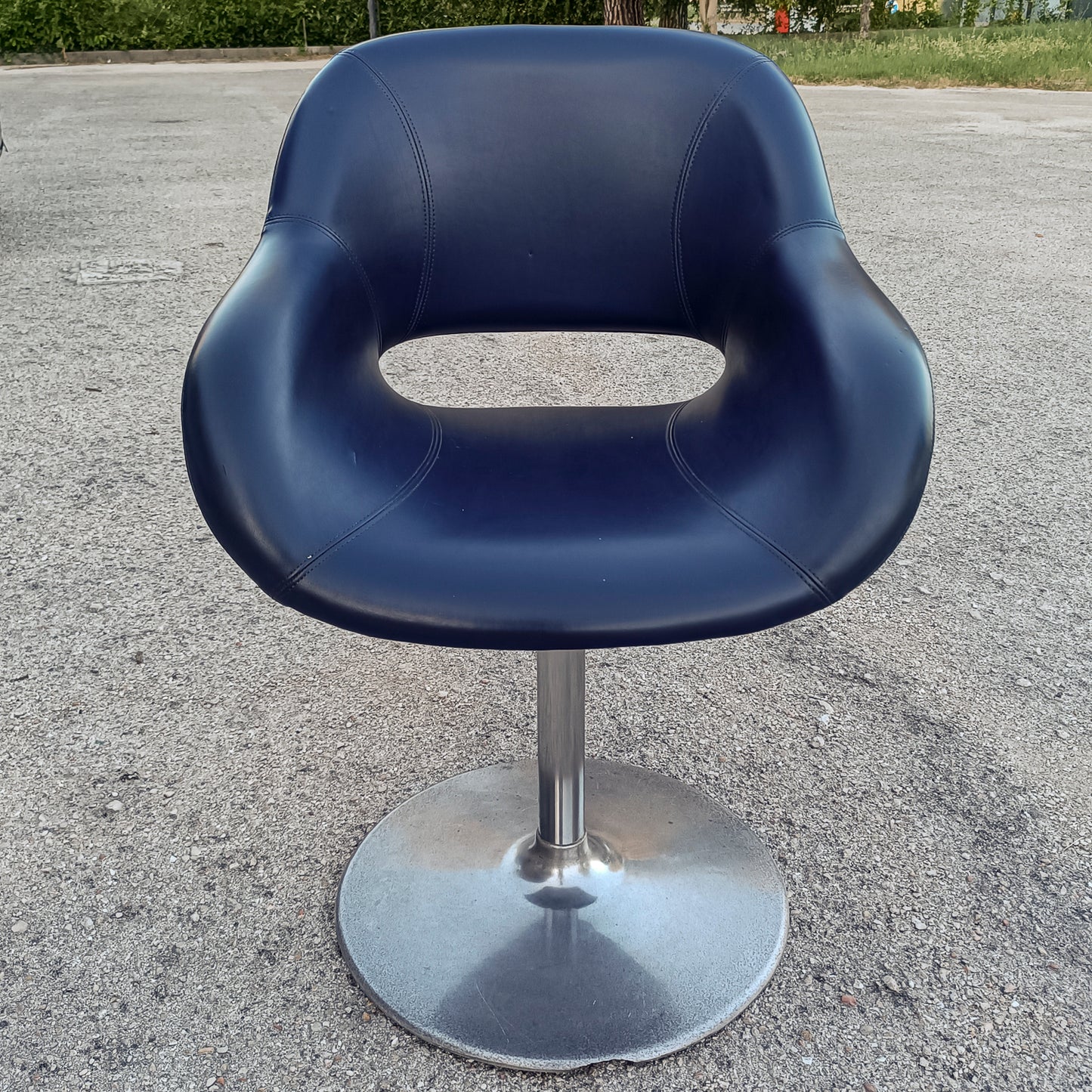 Poltrona girevole in vilpelle blu vintage con piedistallo in metallo orignale 1980