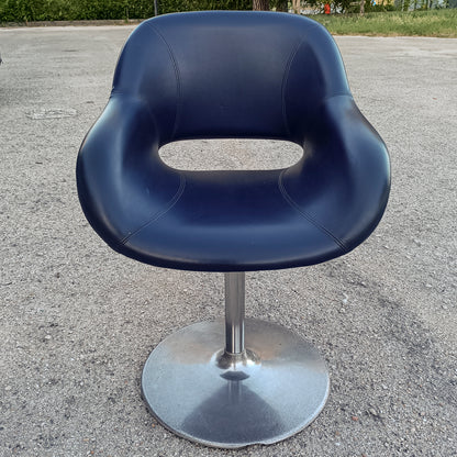Poltrona girevole in vilpelle blu vintage con piedistallo in metallo orignale 1980