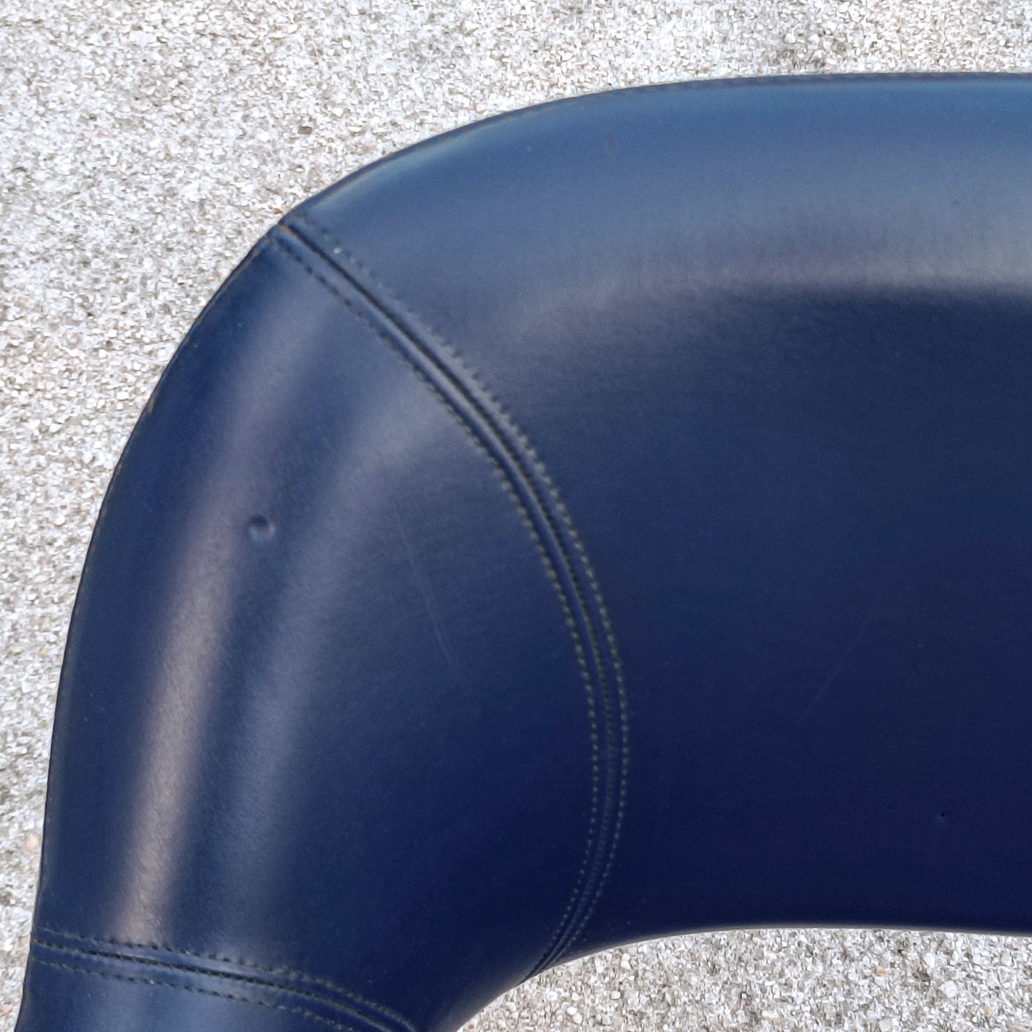 Poltrona girevole in vilpelle blu vintage con piedistallo in metallo orignale 1980