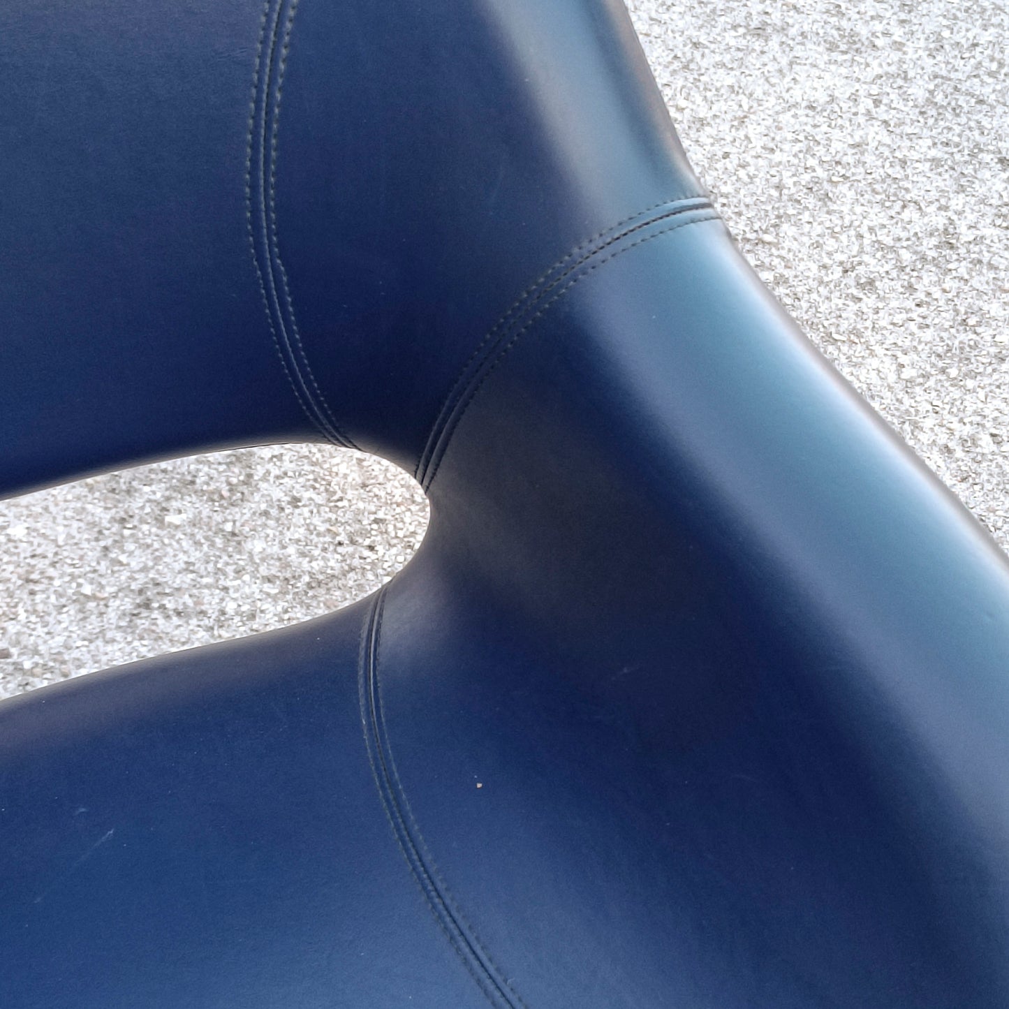 Poltrona girevole in vilpelle blu vintage con piedistallo in metallo orignale 1980