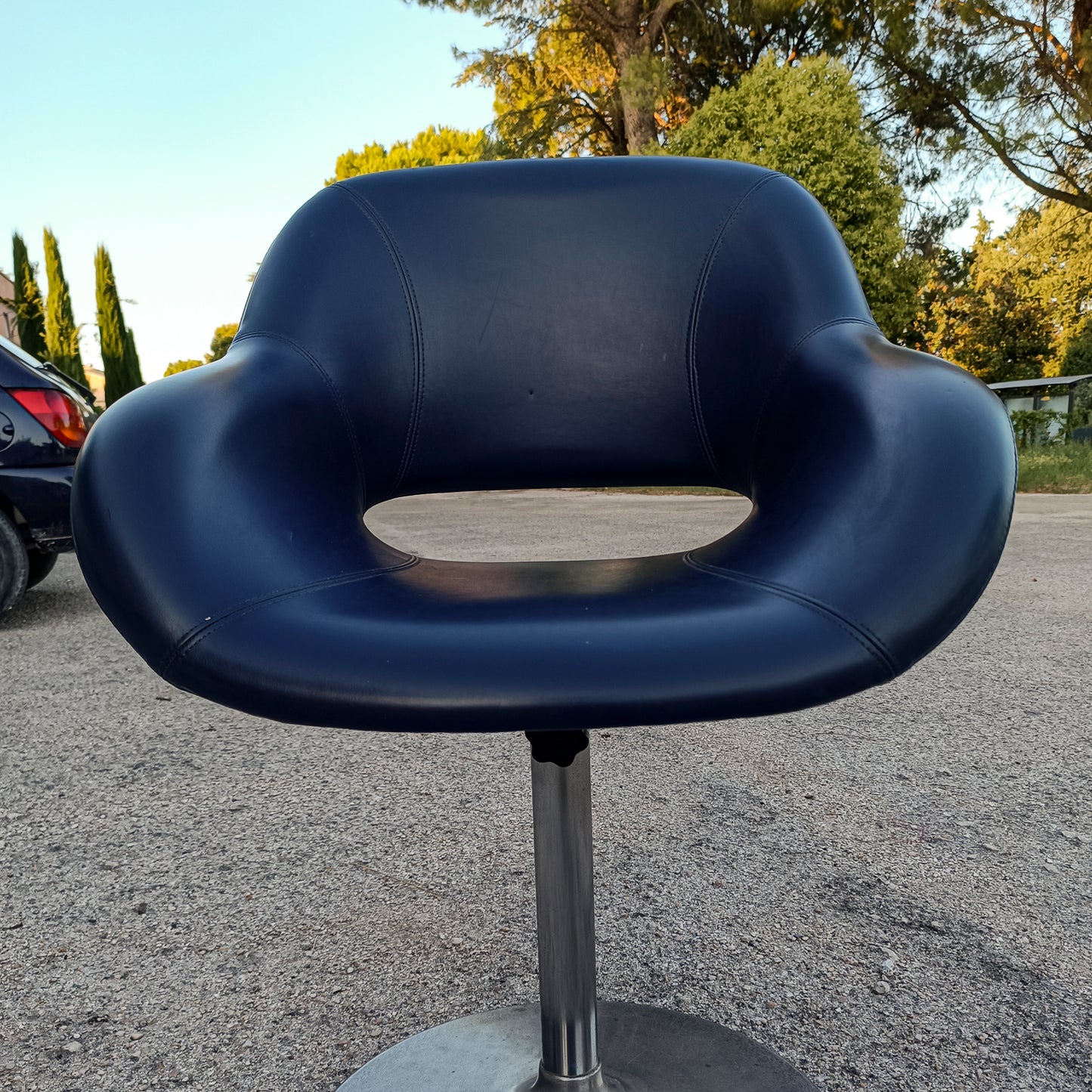 Poltrona girevole in vilpelle blu vintage con piedistallo in metallo orignale 1980