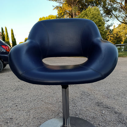 Poltrona girevole in vilpelle blu vintage con piedistallo in metallo orignale 1980