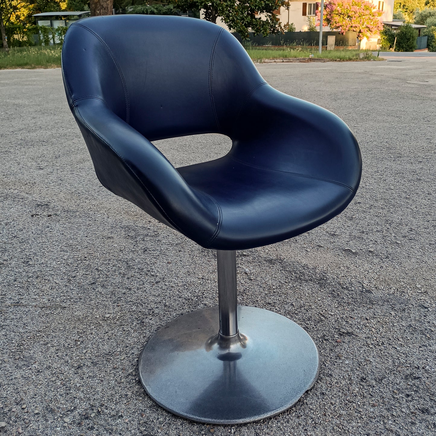 Poltrona girevole in vilpelle blu vintage con piedistallo in metallo orignale 1980