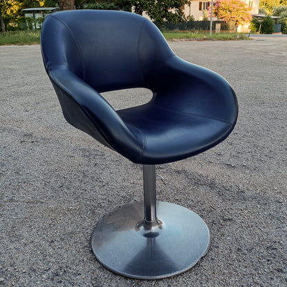 Poltrona girevole in vilpelle blu vintage con piedistallo in metallo orignale 1980