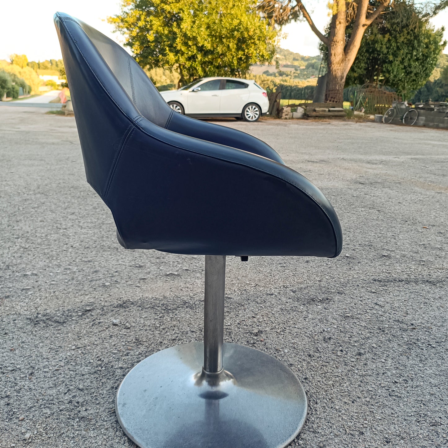Poltrona girevole in vilpelle blu vintage con piedistallo in metallo orignale 1980