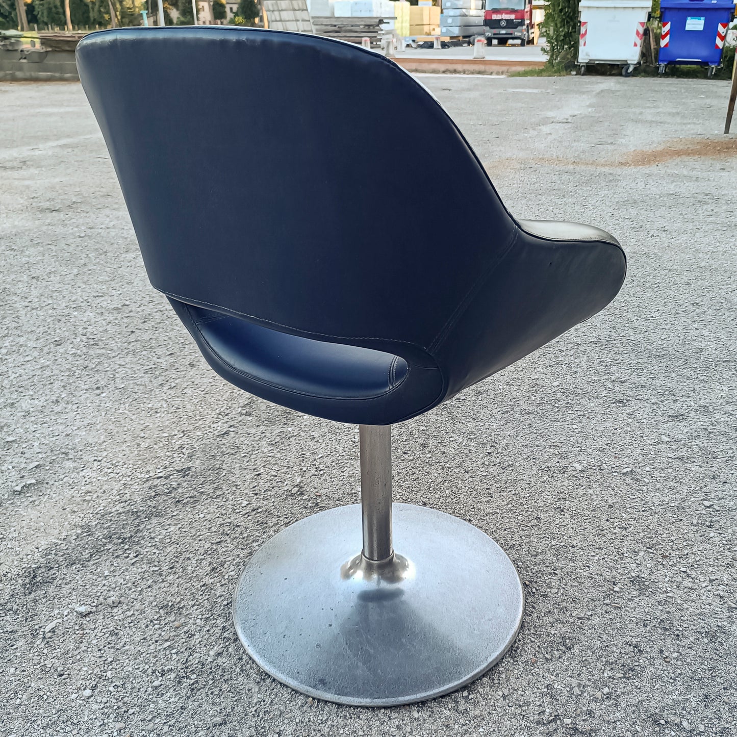 Poltrona girevole in vilpelle blu vintage con piedistallo in metallo orignale 1980