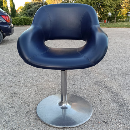 Poltrona girevole in vilpelle blu vintage con piedistallo in metallo orignale 1980