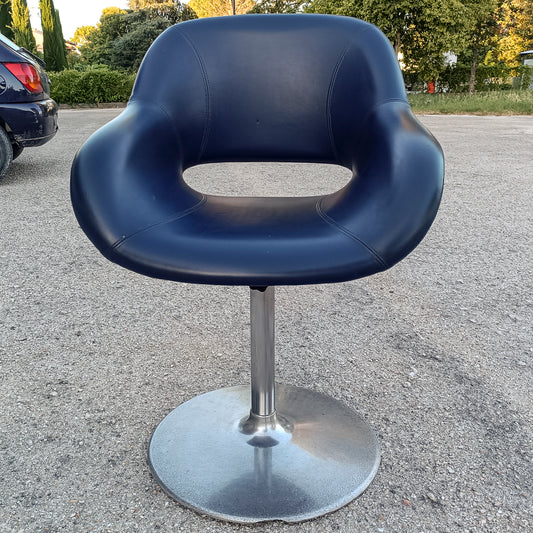 Poltrona girevole in vilpelle blu vintage con piedistallo in metallo orignale 1980