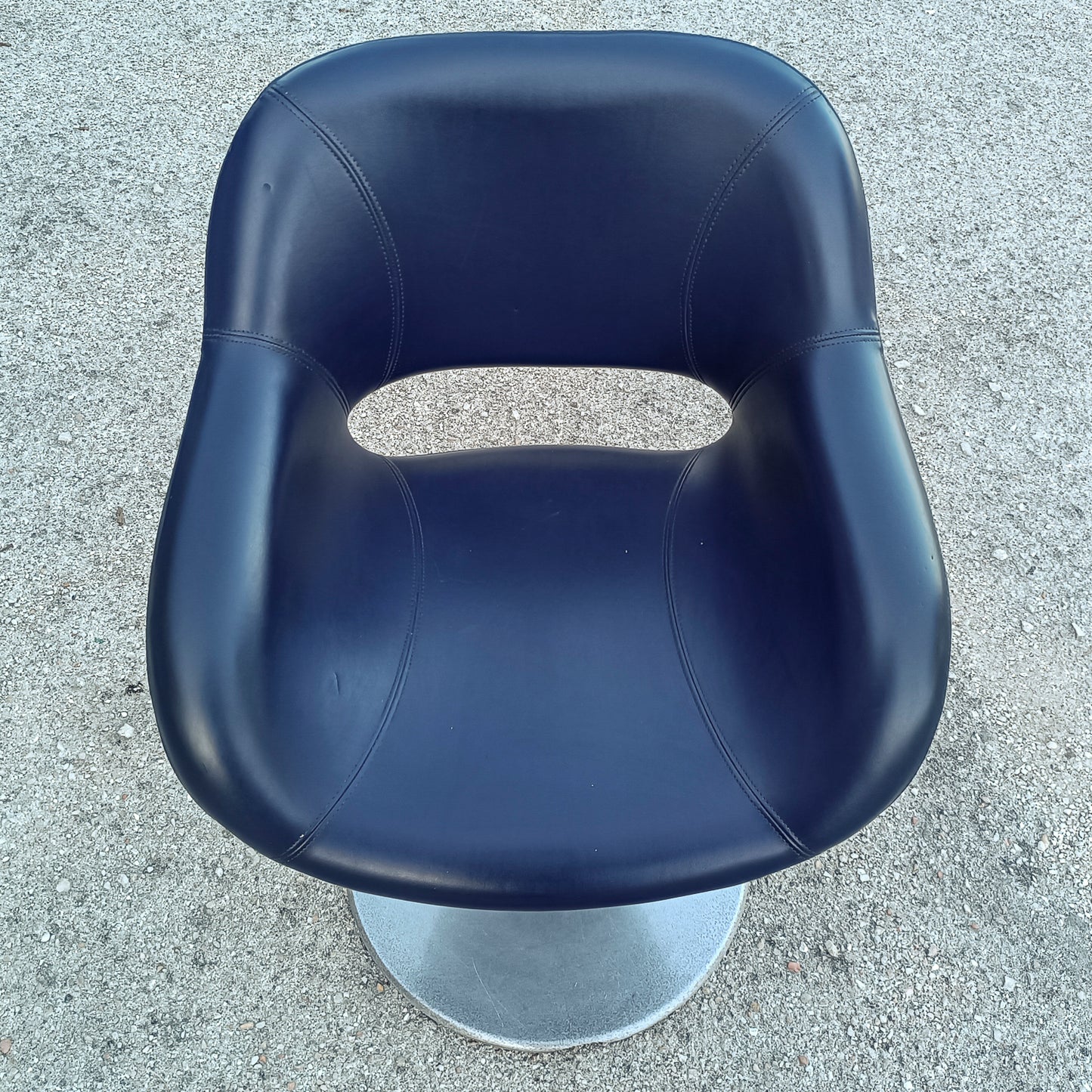 Poltrona girevole in vilpelle blu vintage con piedistallo in metallo orignale 1980