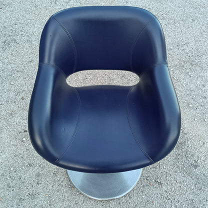 Poltrona girevole in vilpelle blu vintage con piedistallo in metallo orignale 1980