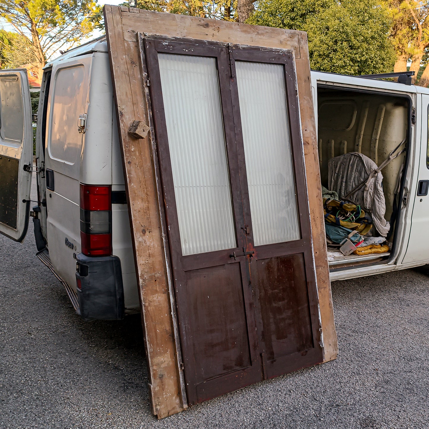 Porta due ante con telaio in legno di abete masselo  vetro a righe satinato Italia epoca primo 900