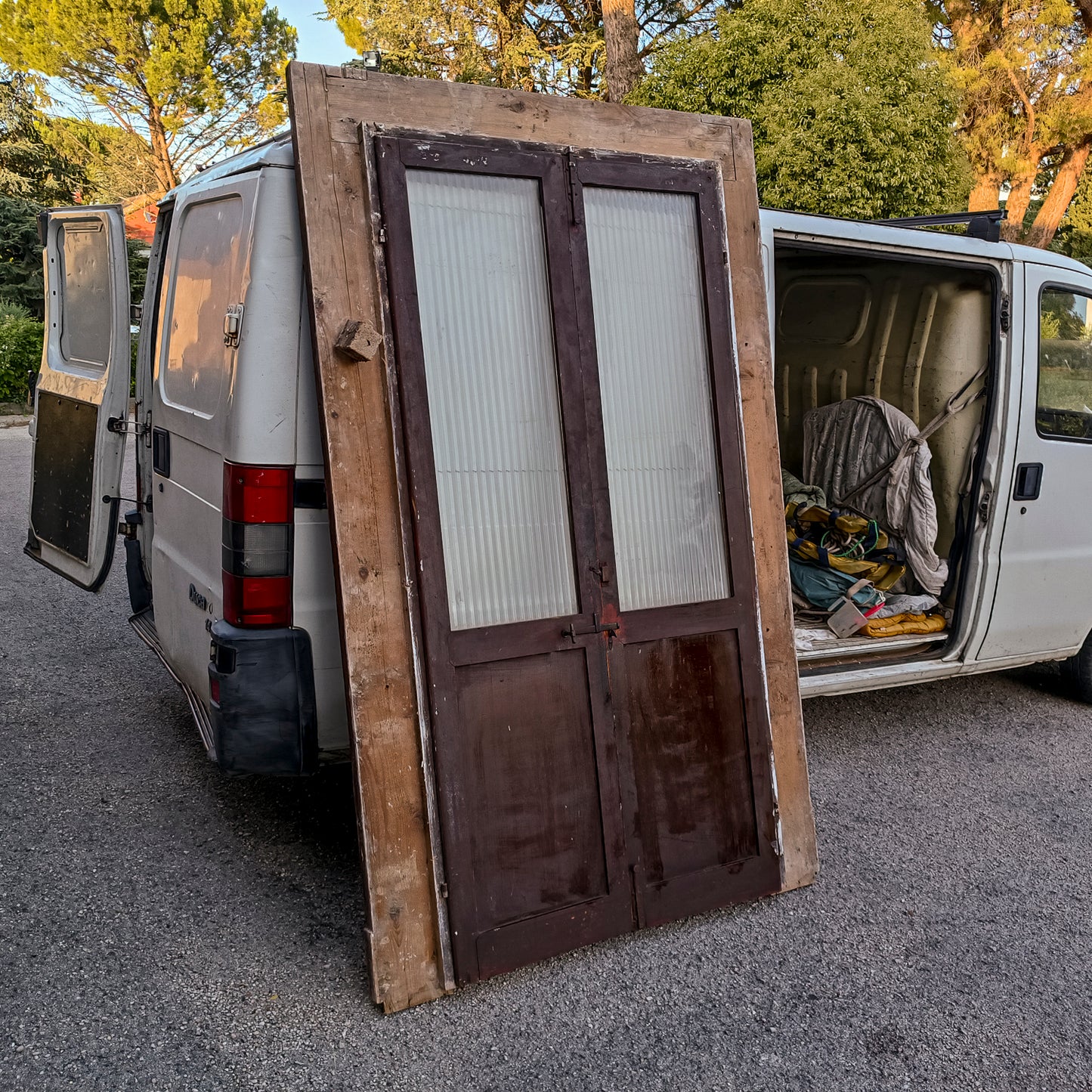 Porta due ante con telaio in legno di abete masselo  vetro a righe satinato Italia epoca primo 900