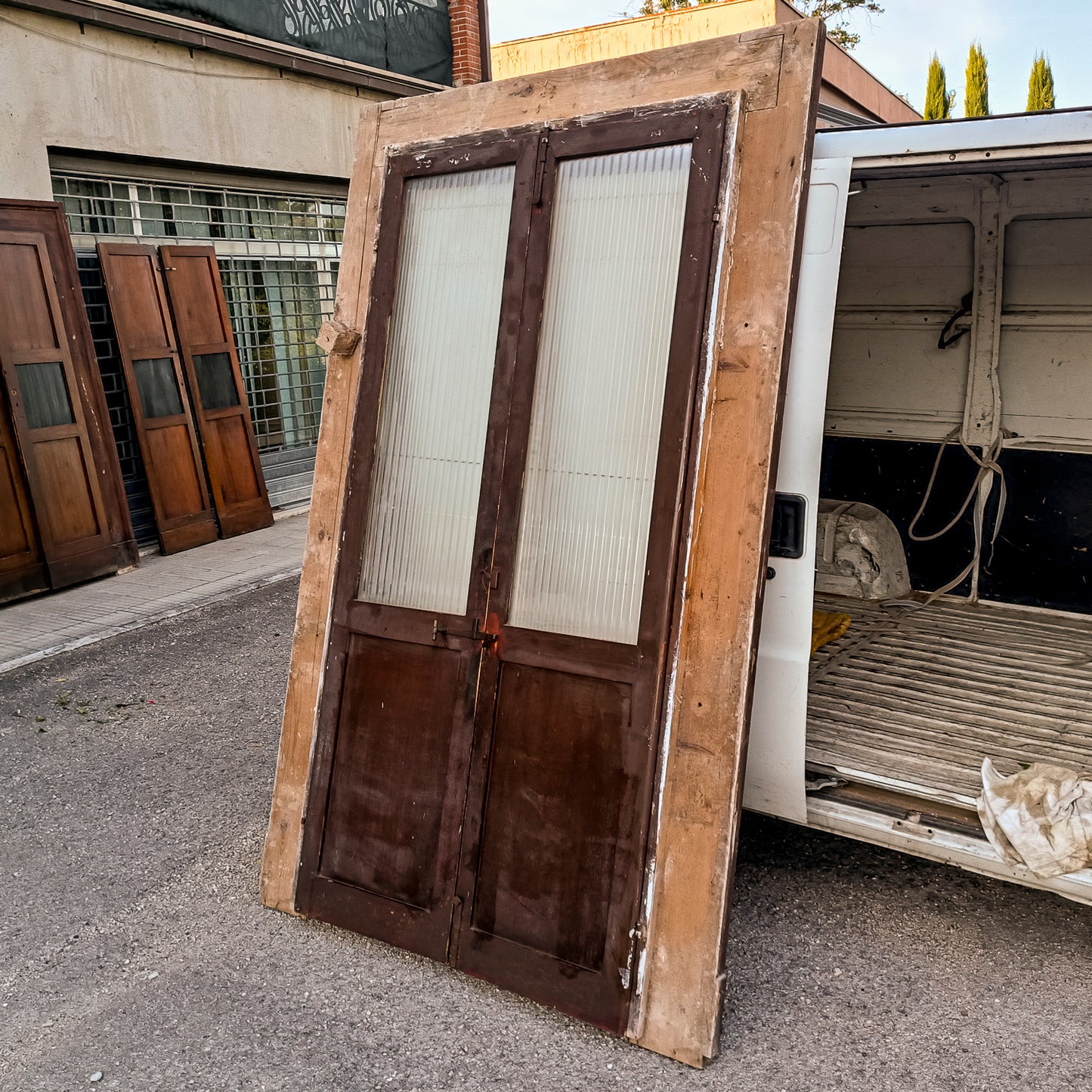 Porta due ante con telaio in legno di abete masselo  vetro a righe satinato Italia epoca primo 900