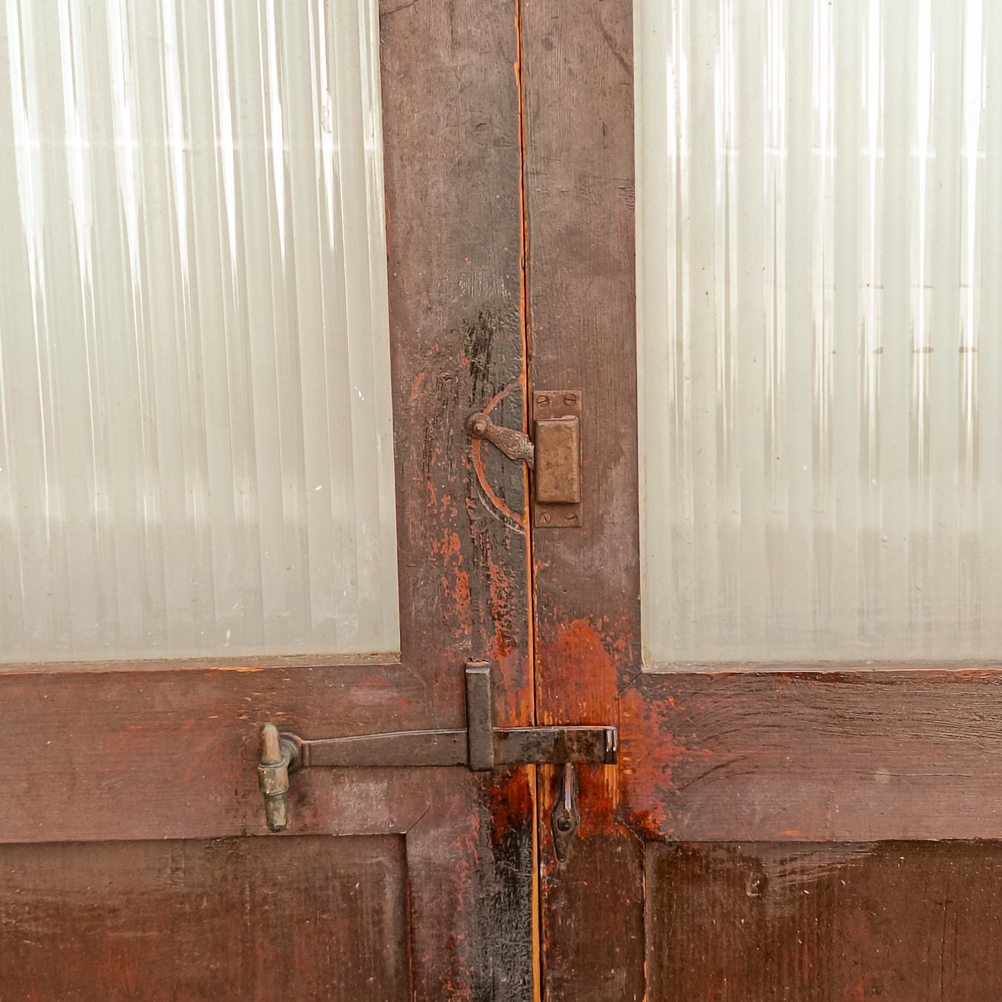 Porta due ante con telaio in legno di abete masselo  vetro a righe satinato Italia epoca primo 900