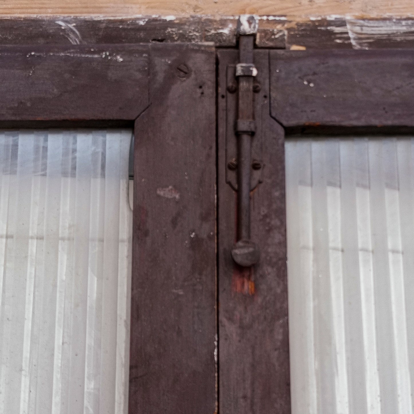 Porta due ante con telaio in legno di abete masselo  vetro a righe satinato Italia epoca primo 900