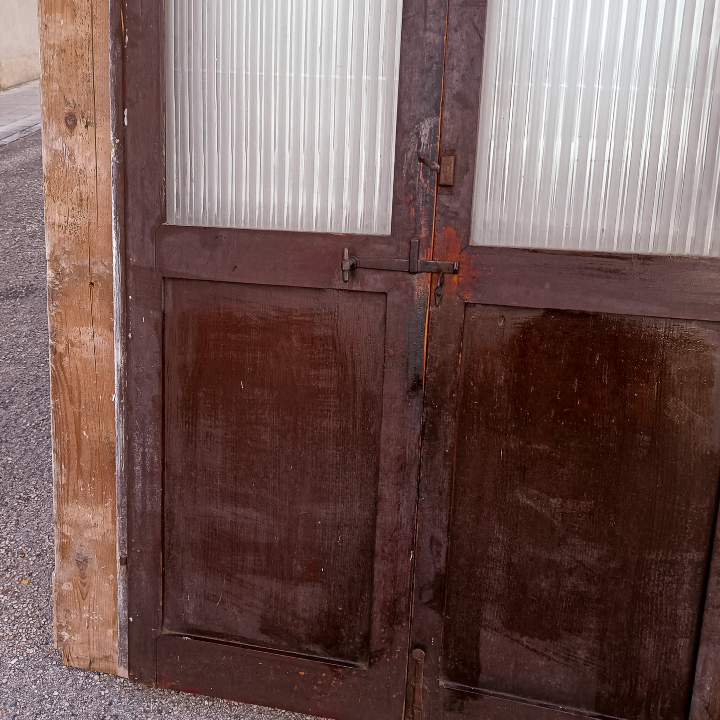 Porta due ante con telaio in legno di abete masselo  vetro a righe satinato Italia epoca primo 900