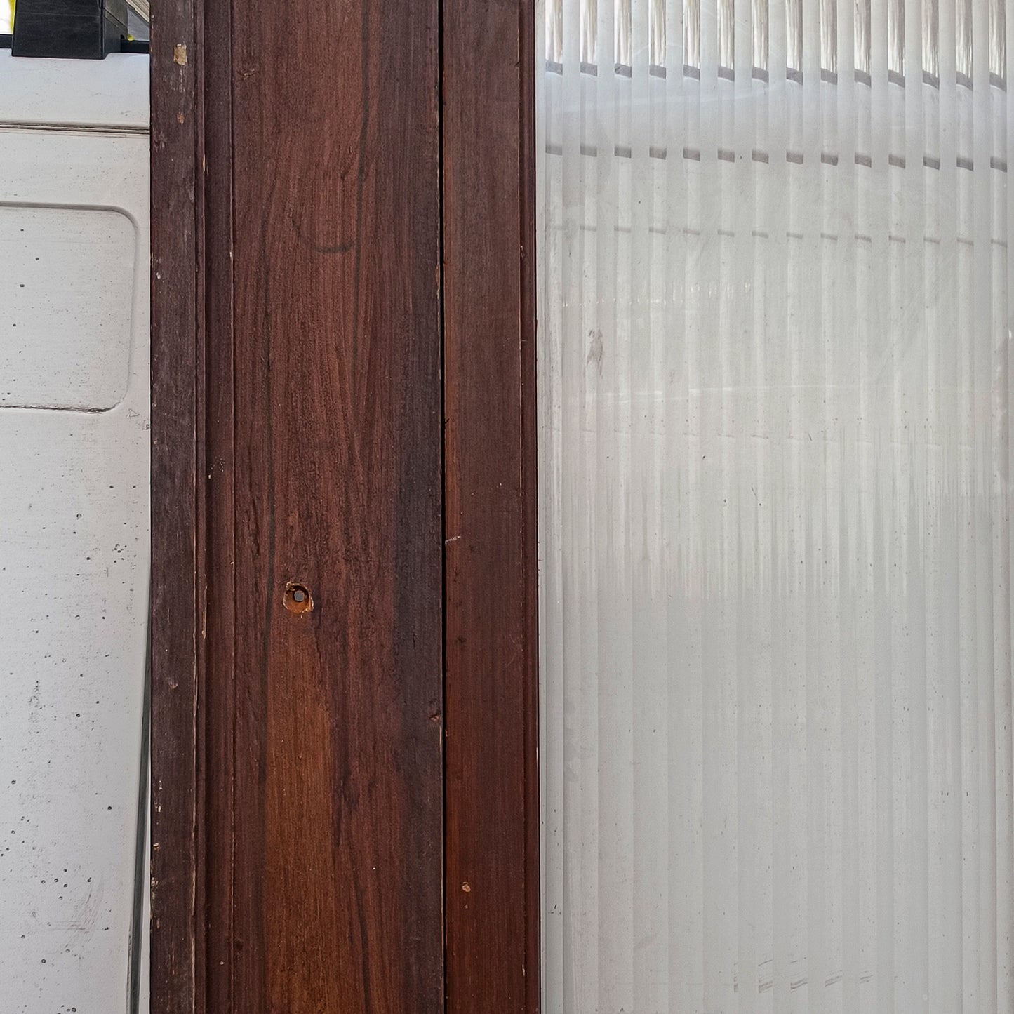 Porta due ante con telaio in legno di abete masselo  vetro a righe satinato Italia epoca primo 900