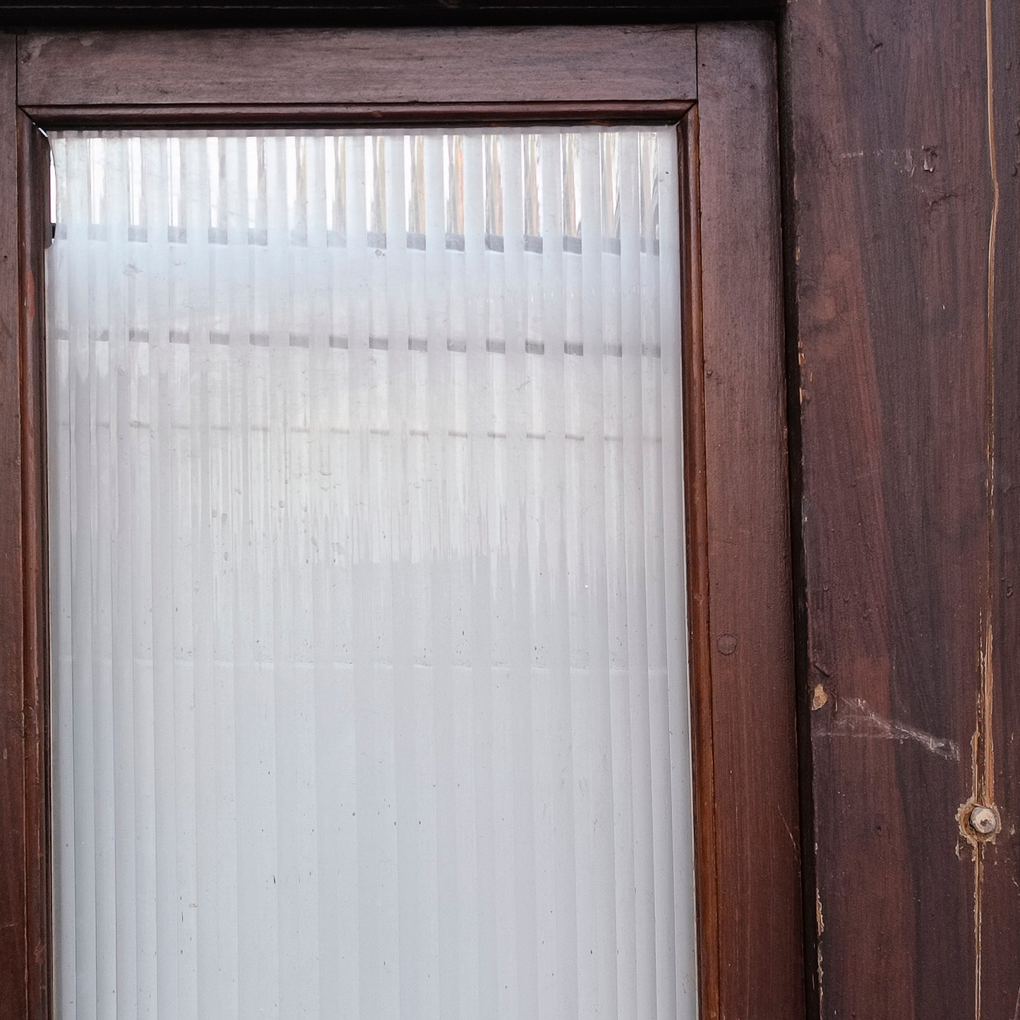 Porta due ante con telaio in legno di abete masselo  vetro a righe satinato Italia epoca primo 900