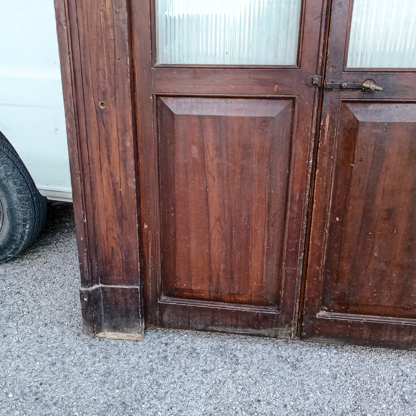 Porta due ante con telaio in legno di abete masselo  vetro a righe satinato Italia epoca primo 900