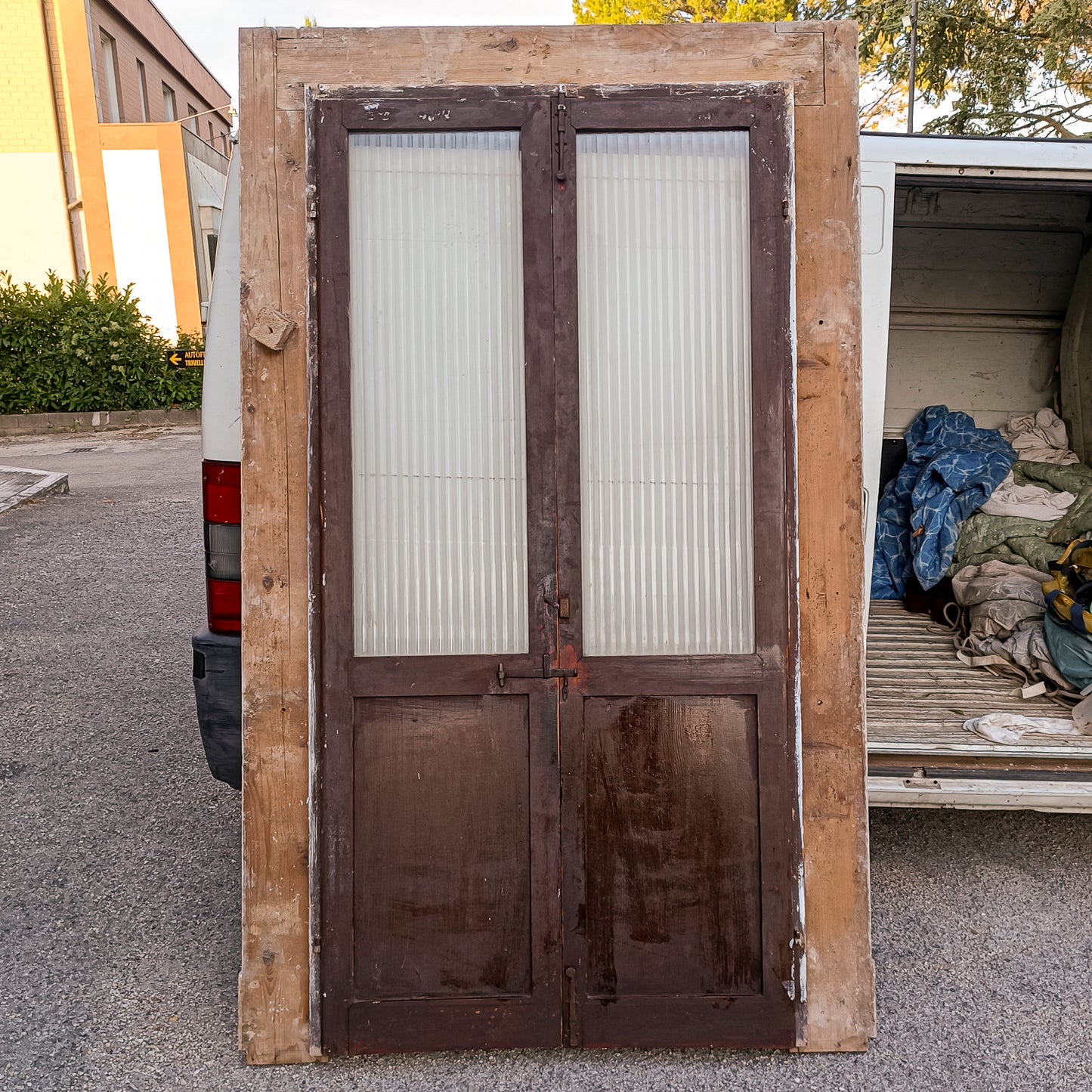 Porta due ante con telaio in legno di abete masselo  vetro a righe satinato Italia epoca primo 900