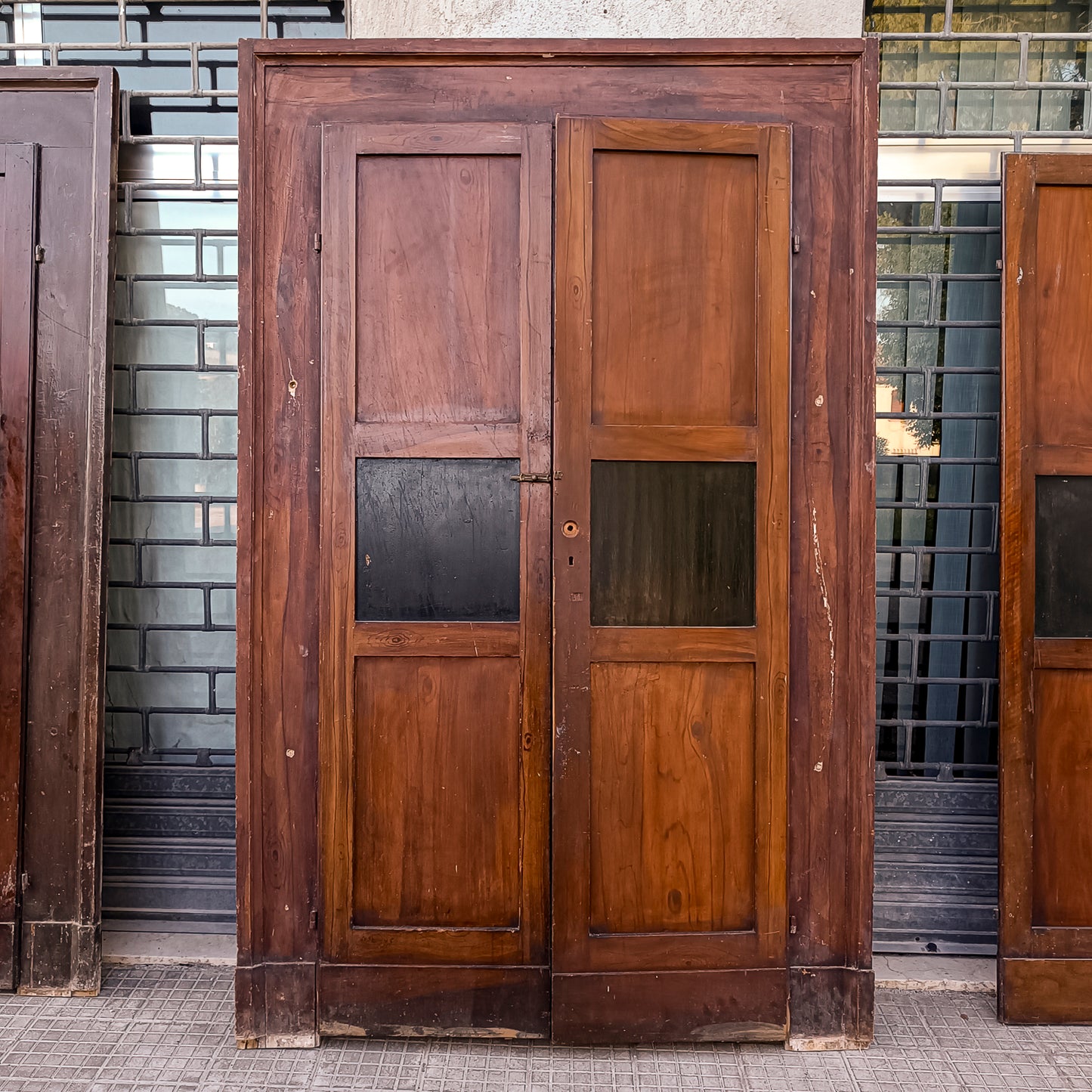 Porta con telaio due ante in legno di abete  Italia epoca primo 900