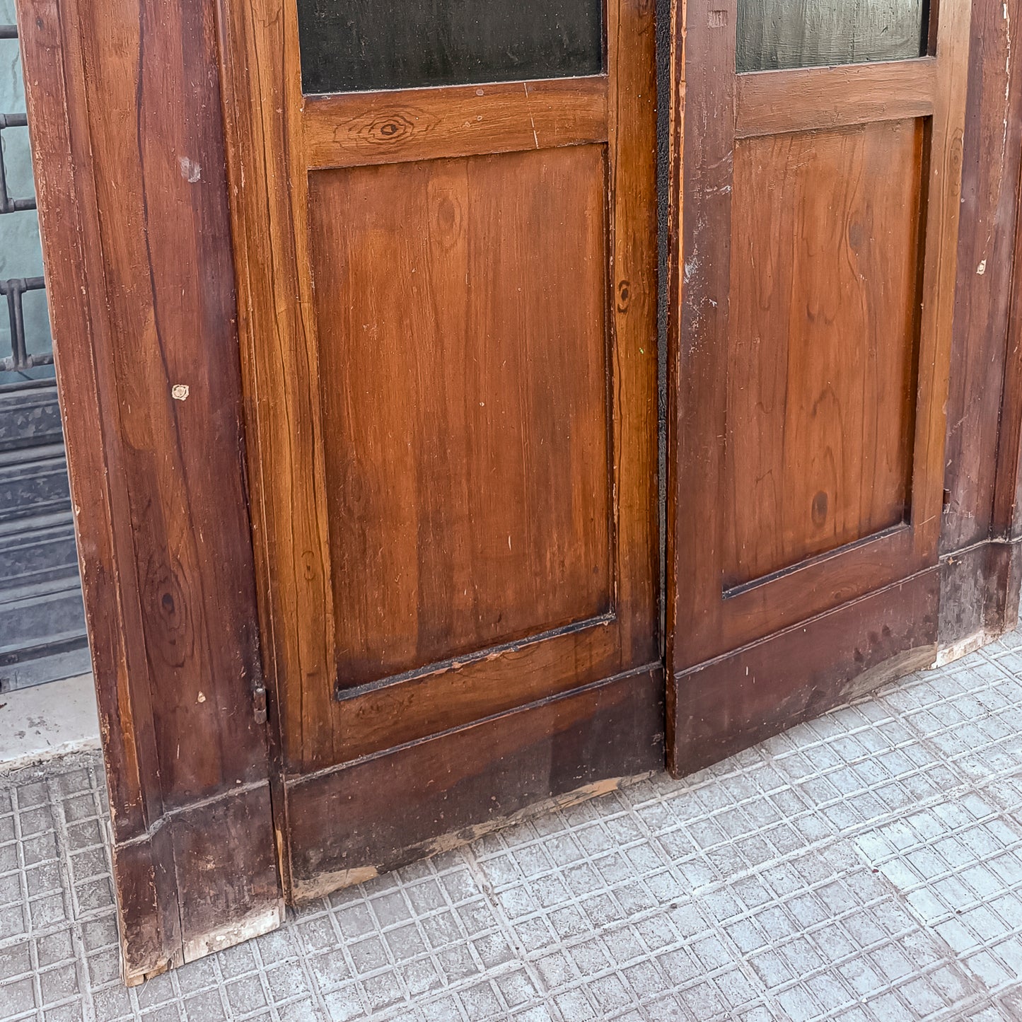 Porta con telaio due ante in legno di abete  Italia epoca primo 900