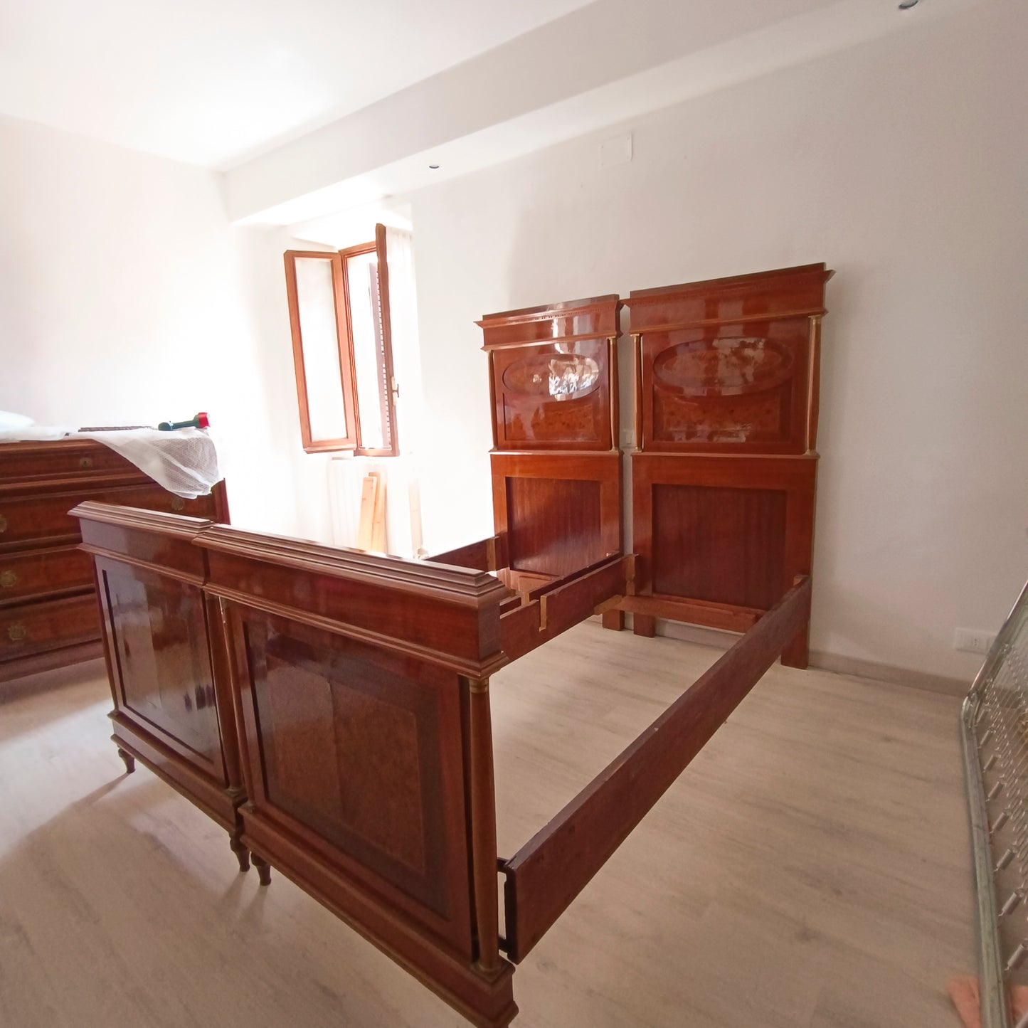 Letto matrimoniale stile impero  impellicciato in noce Italia prima metà del 900