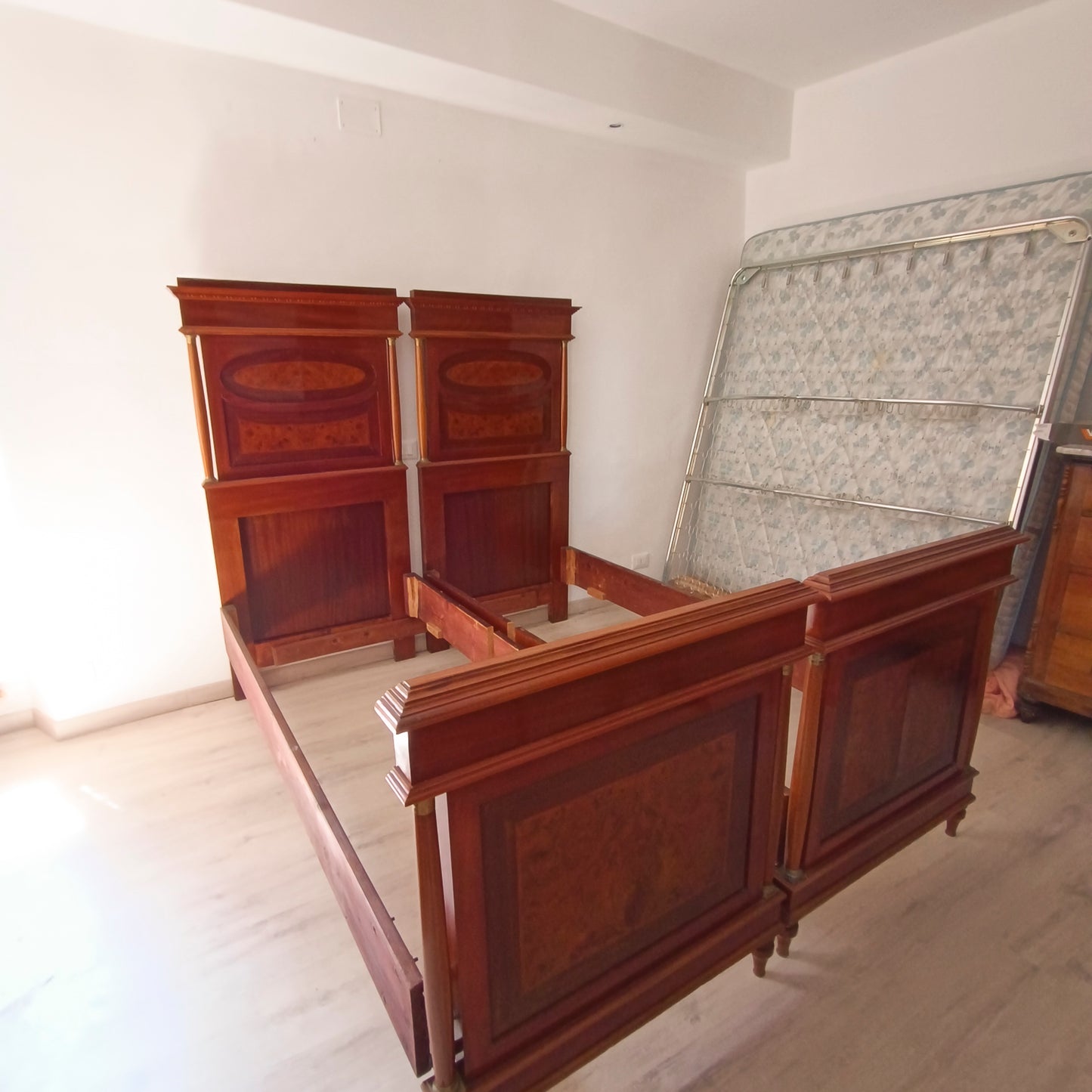 Letto matrimoniale stile impero  impellicciato in noce Italia prima metà del 900