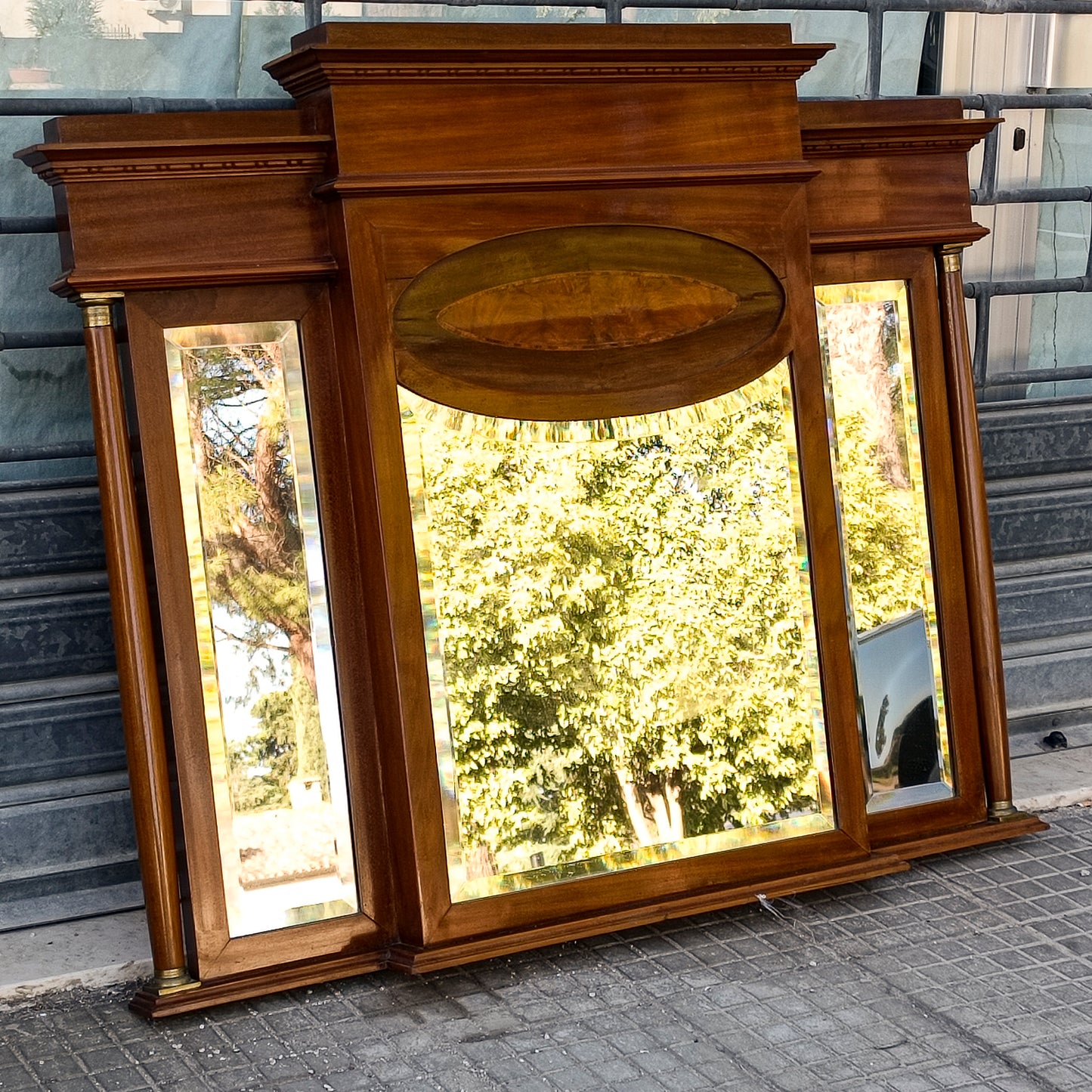 Specchiera stile impero vetri molati e cornice impellicciata in noce Italia epoca metà 900