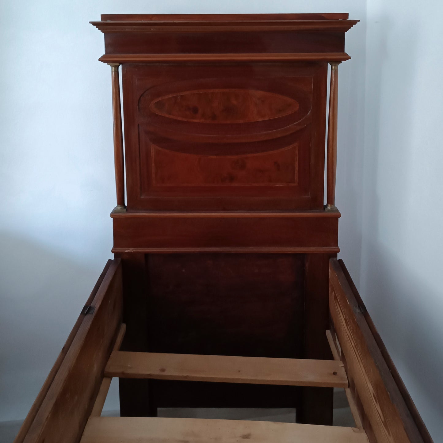 Culla letto per bambini stile impero con sponde reclinabili Italia epoca metà 900