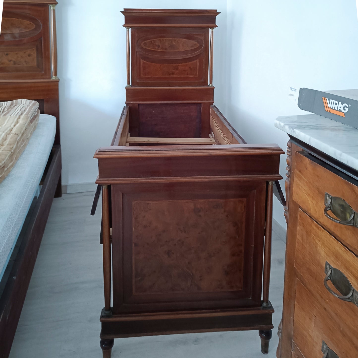 Culla letto per bambini stile impero con sponde reclinabili Italia epoca metà 900