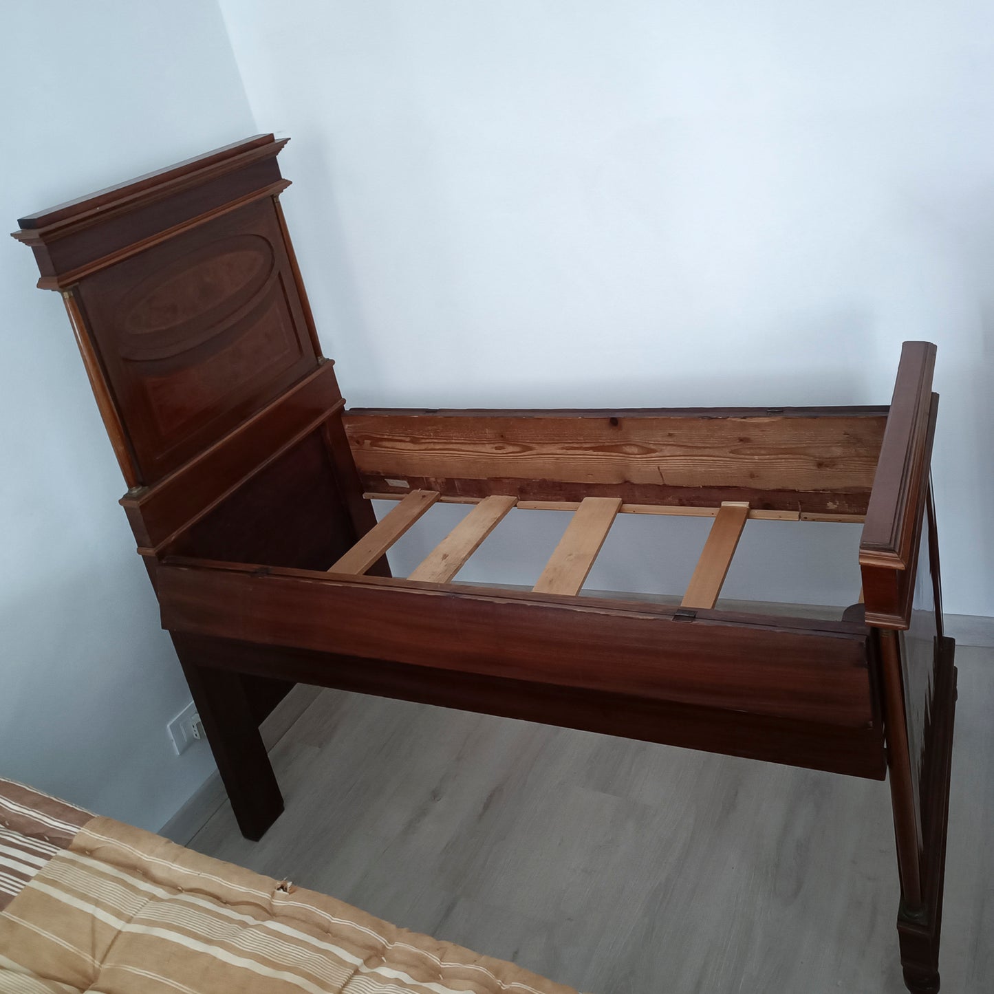 Culla letto per bambini stile impero con sponde reclinabili Italia epoca metà 900