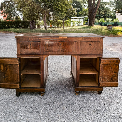 scrivania a cattedra in noce epoca 800