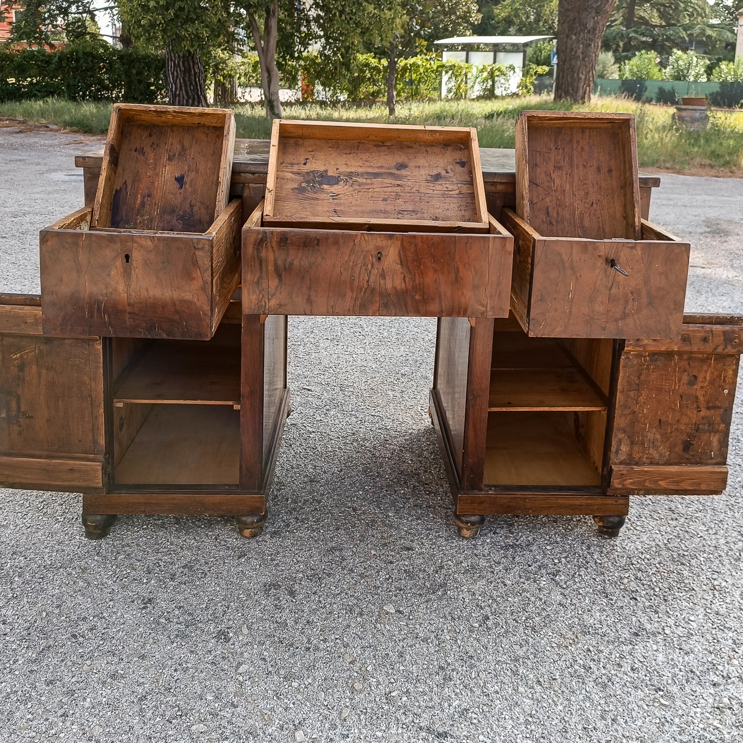 scrivania a cattedra in noce epoca 800