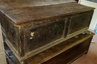 Cassapanca di noce massello a 2 formelle Italia  epoca 1600