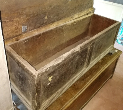 Cassapanca di noce massello a 2 formelle Italia  epoca 1600
