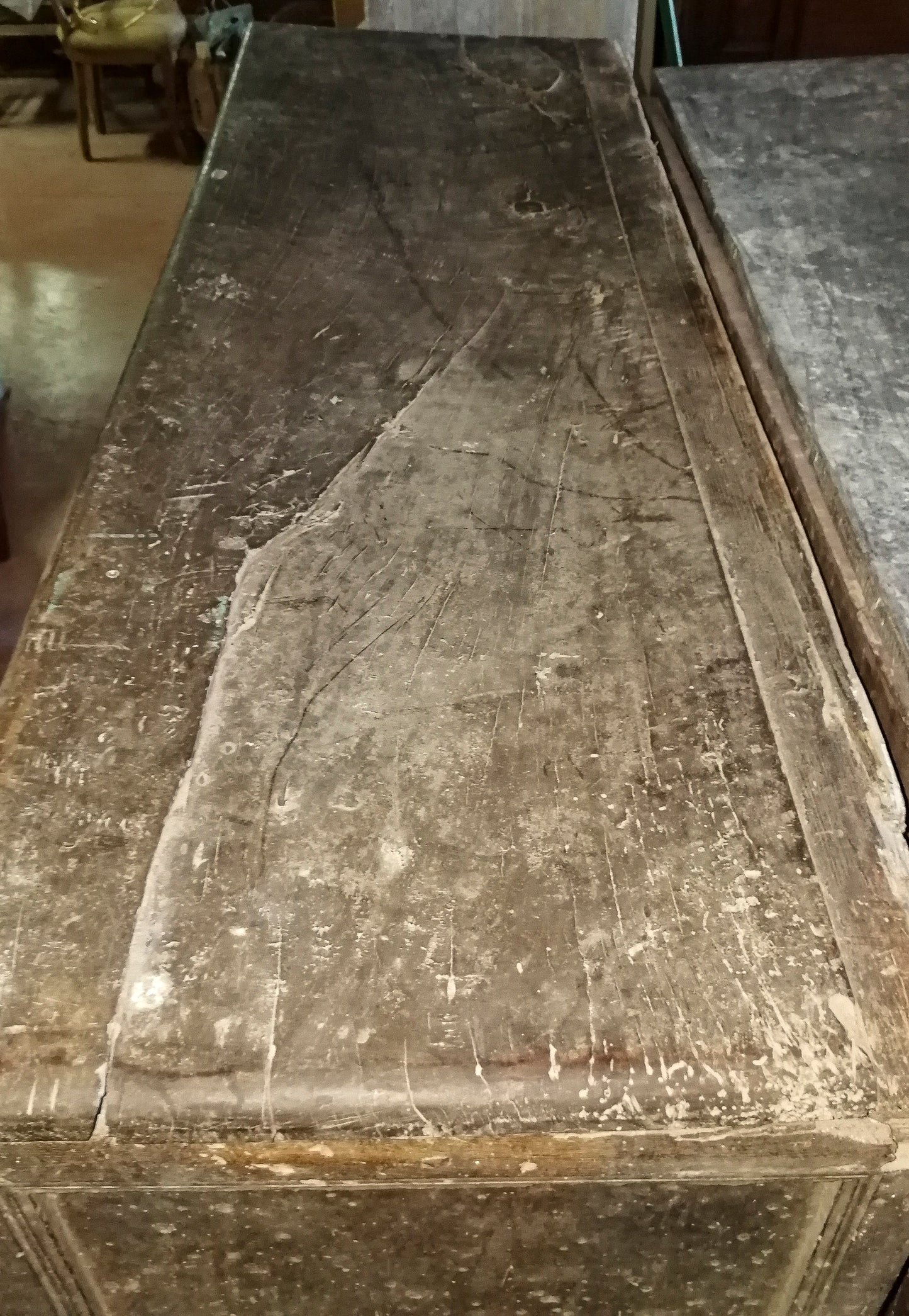 Cassapanca di noce massello a 2 formelle Italia  epoca 1600