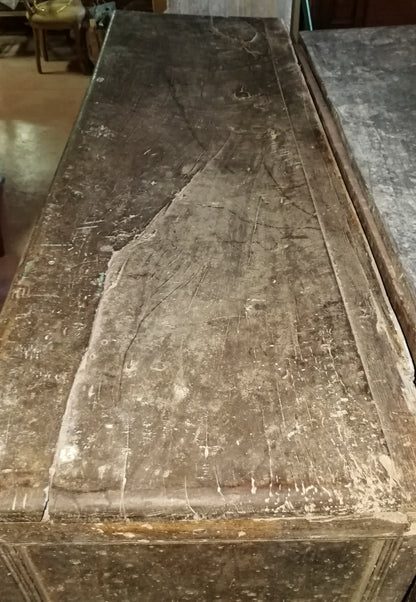 Cassapanca di noce massello a 2 formelle Italia  epoca 1600
