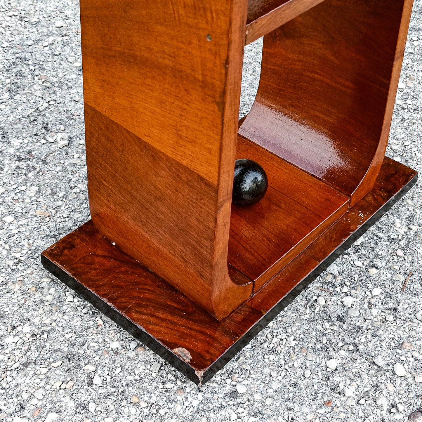 tavolino da fumo piano in vetro e decoro a sfera